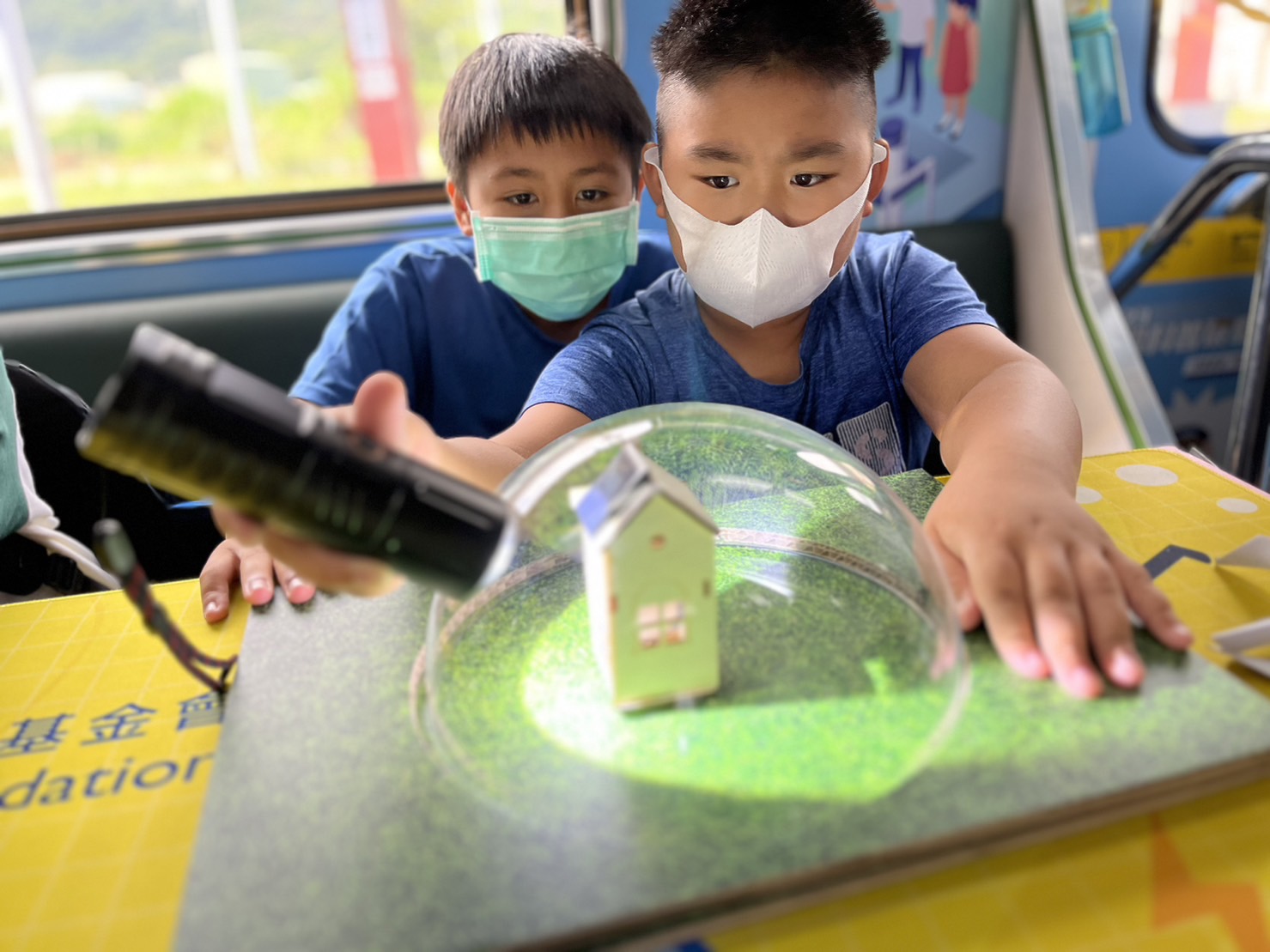 5001拉斯维加斯參與基礎科學主題車廂，以STEAM教學精神，設計「逐日科學家」、「太陽能工程師」以及「淨零建築師」三大能源科普課程和實驗